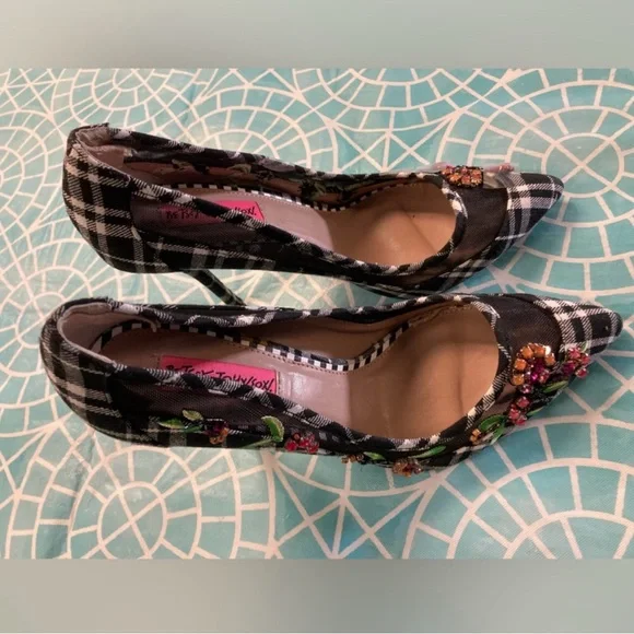 Vintage RARE Betsey Johnson “Rayne” pointed toe heels. - Picture 3 of 5